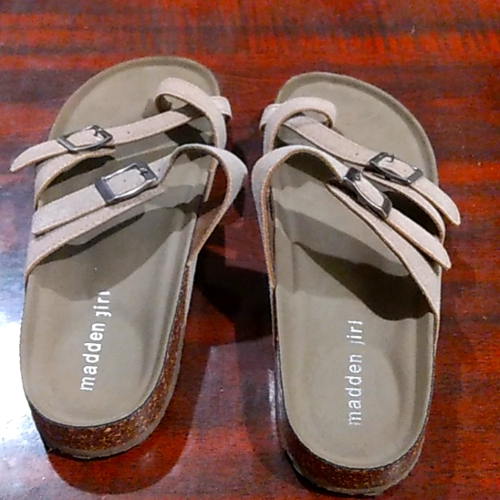 Madden Girl Toe Ring Sandels